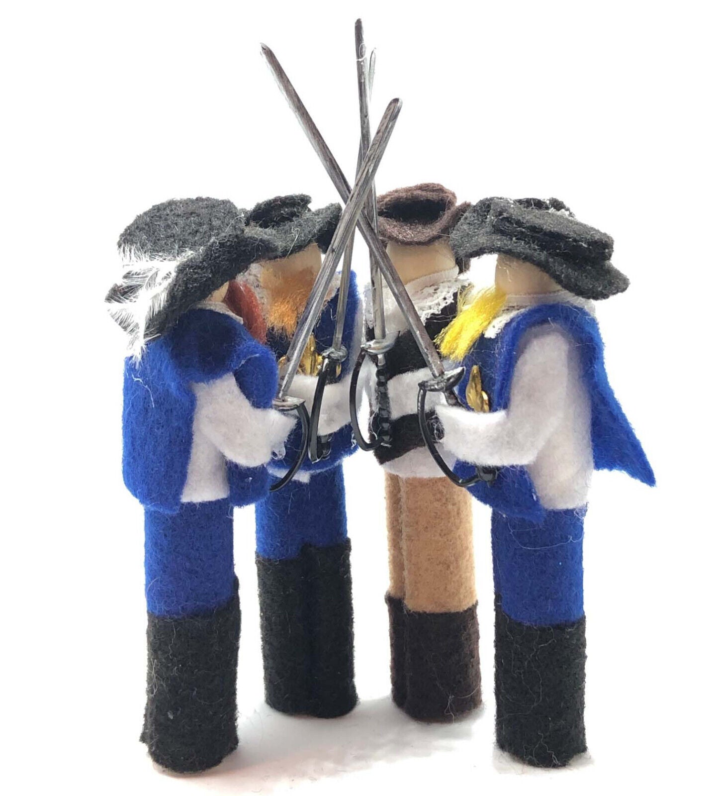 KIT Alexandre Dumas' Classic Tale: The Three Musketeers & d'Artagnan Clothespin