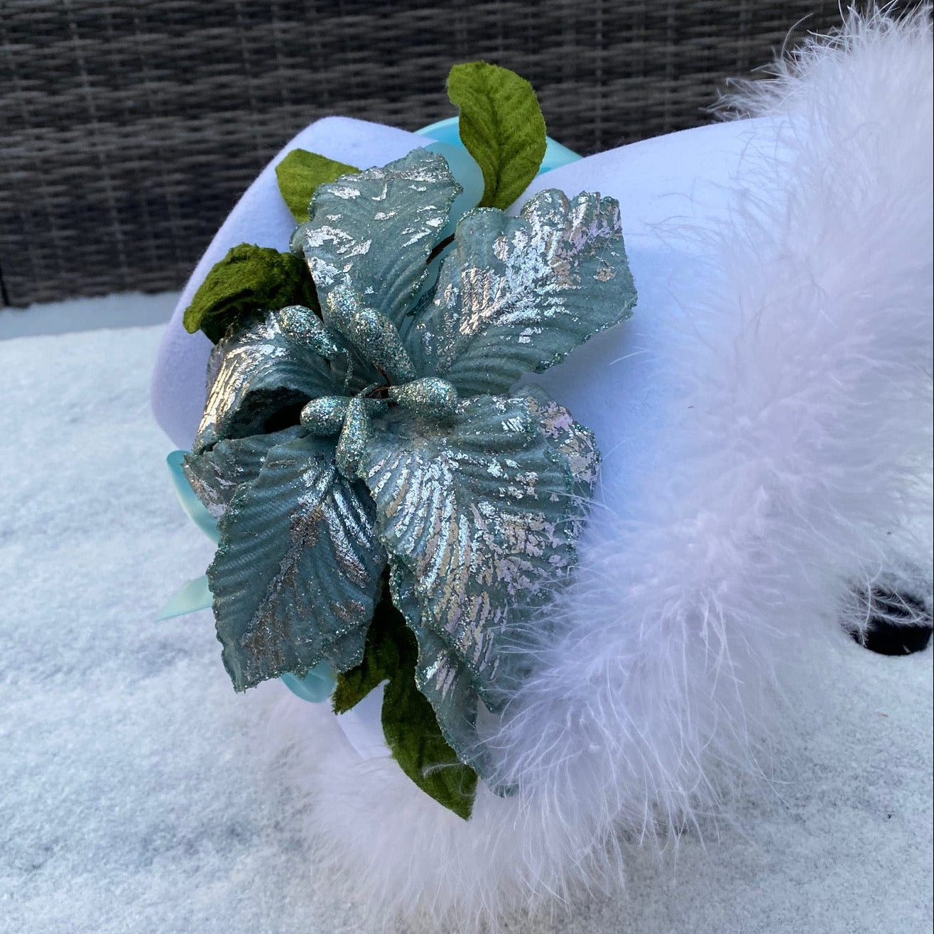 Caroler Bonnet: White and Aqua
