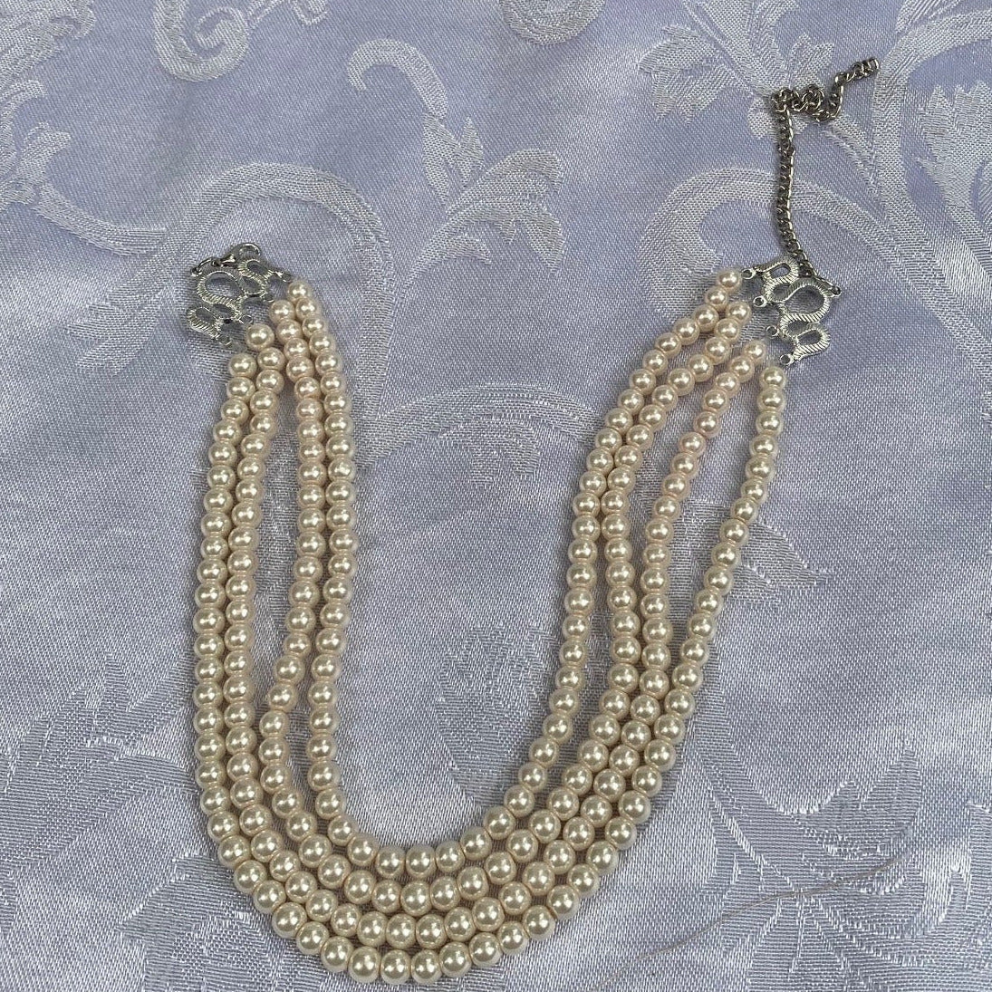 Quadruple strand pearl choker
